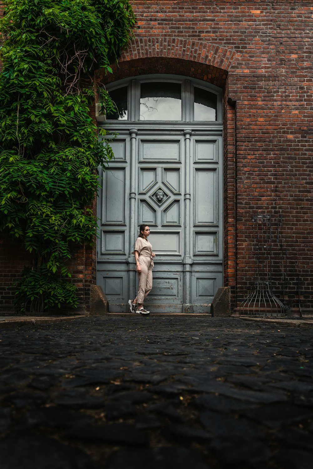 Una persona parada frente a una puerta
