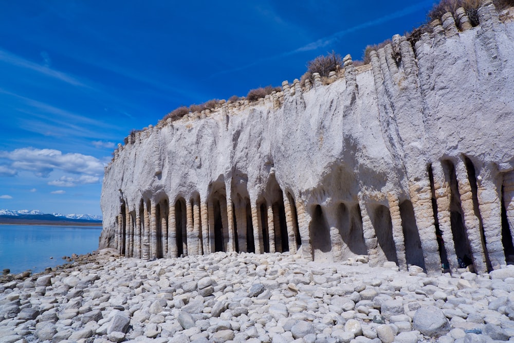 une plage rocheuse à côté d’un plan d’eau