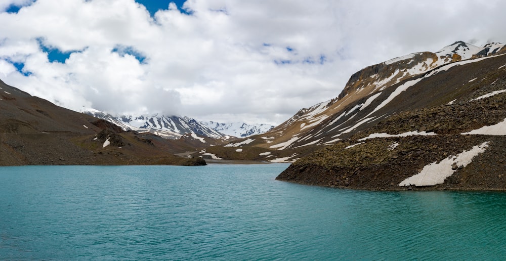 un grand plan d’eau entouré de montagnes