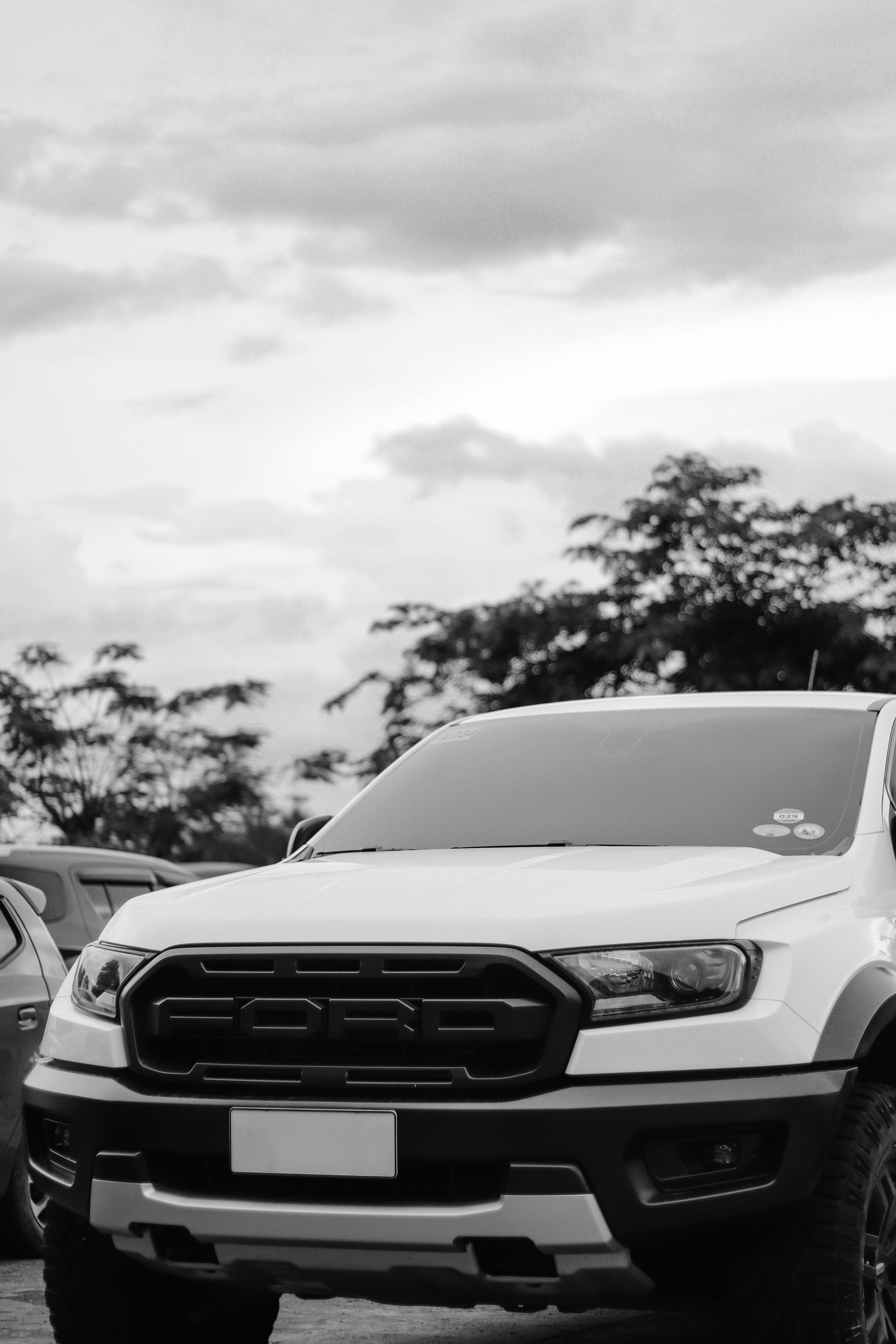 une camionnette blanche stationnée dans un stationnement