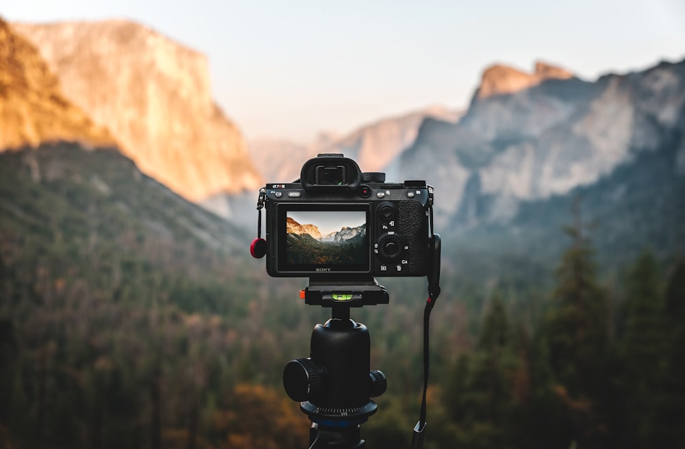 uma câmera é configurada para tirar uma foto das montanhas