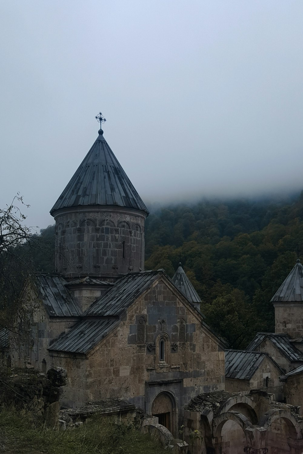 uma igreja velha com uma cruz em cima dela