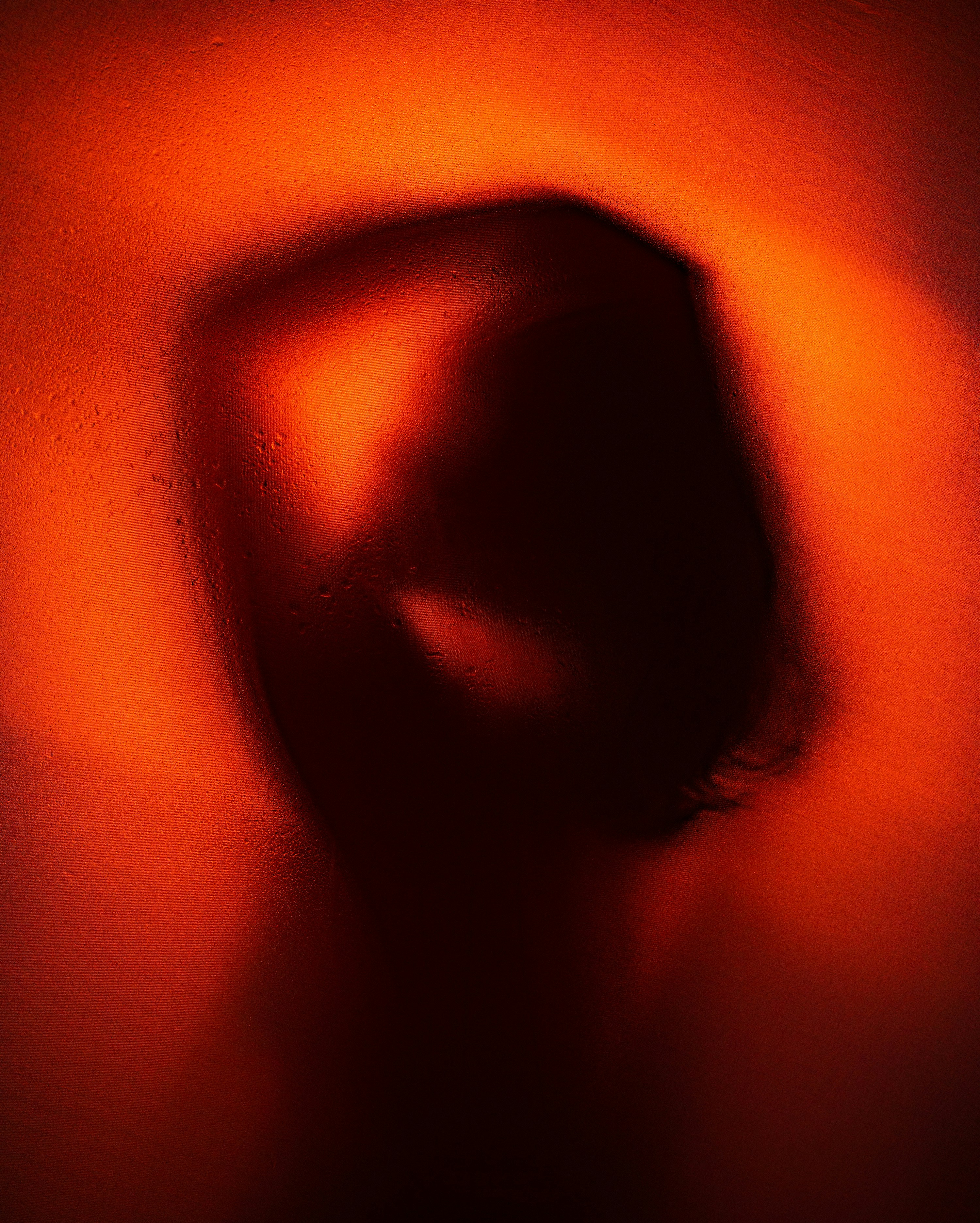 una sombra de una persona en una pared