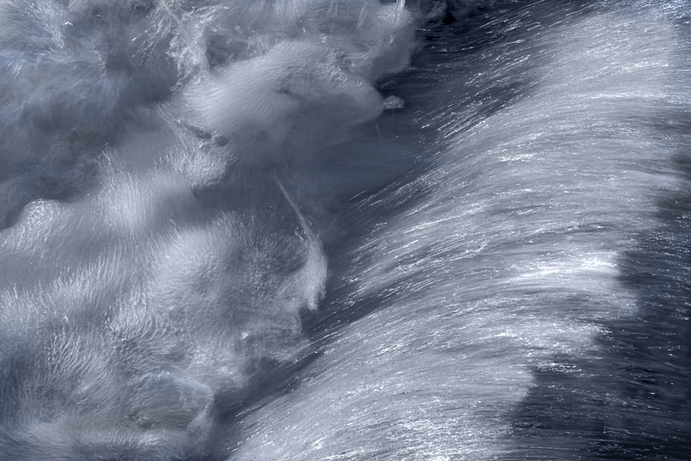 a black and white photo of a stream of water