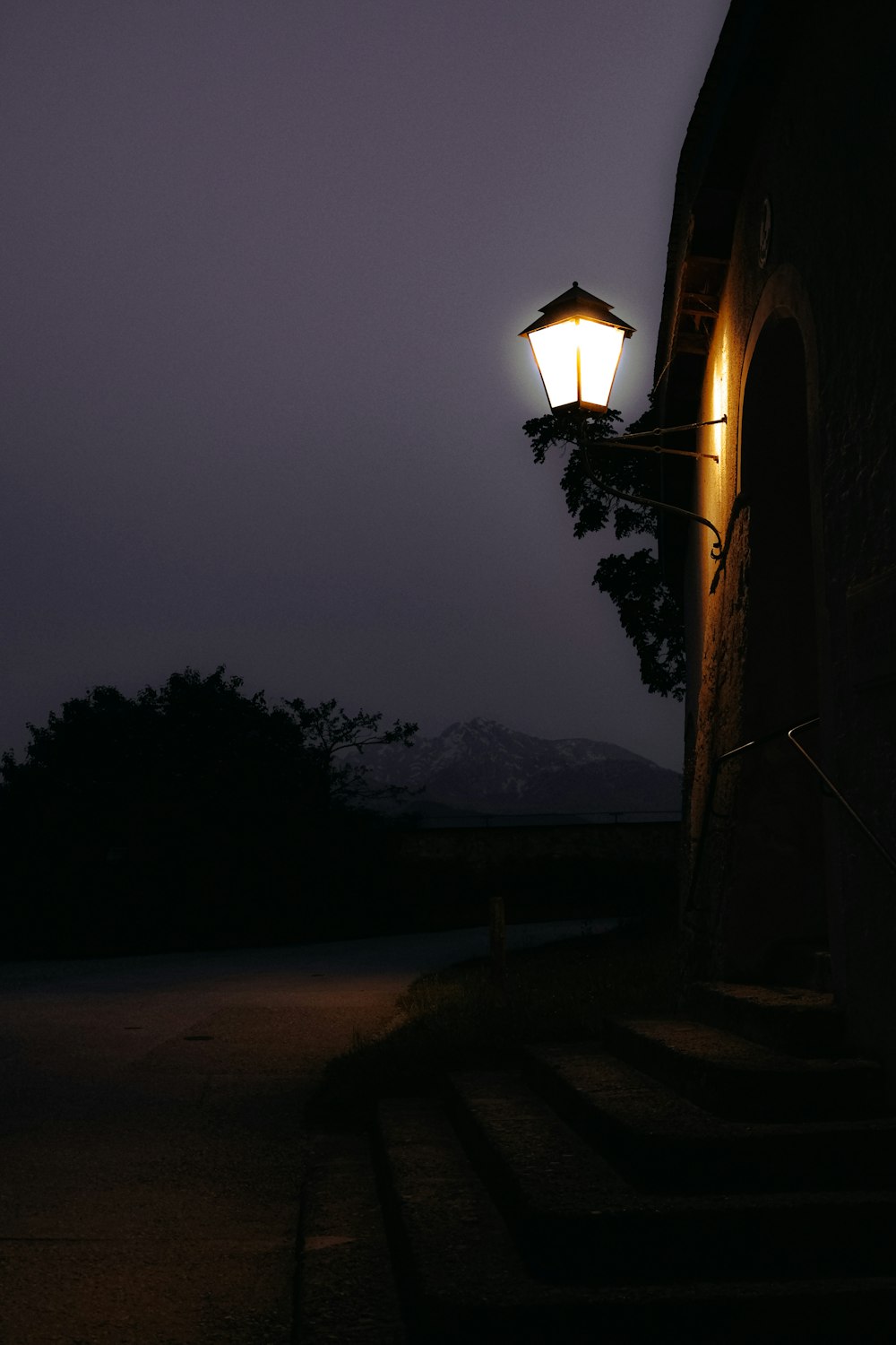 a street light sitting on the side of a building