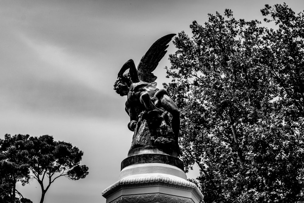 a black and white photo of a statue