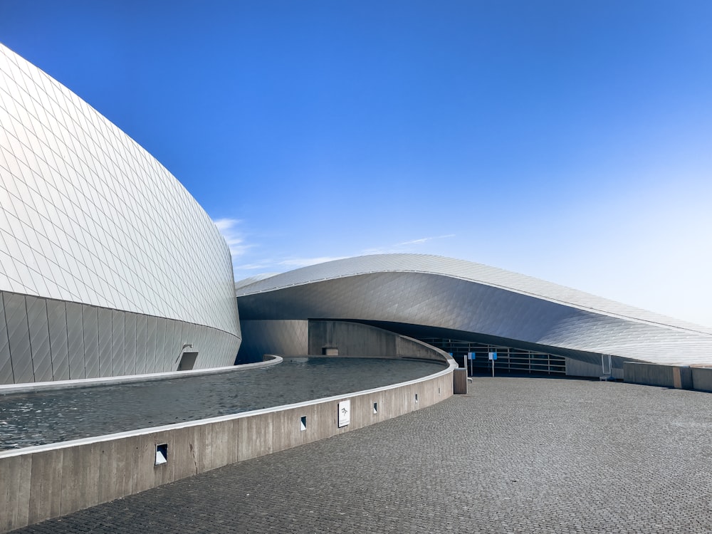 Un bâtiment courbe avec un fond de ciel