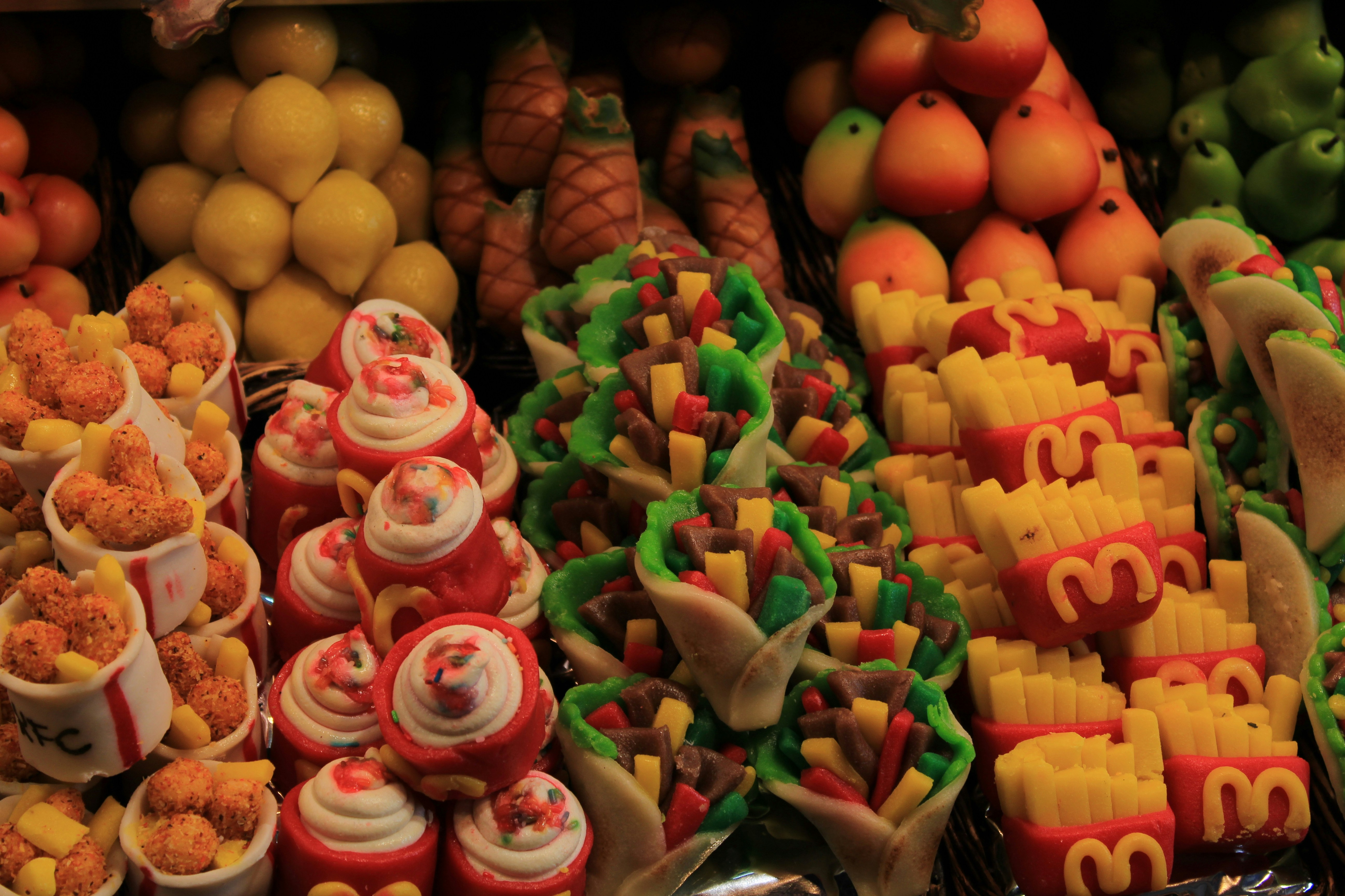 Ein Haufen Essen, das ausgestellt ist