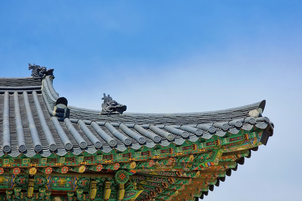 the roof of a building with a sky background