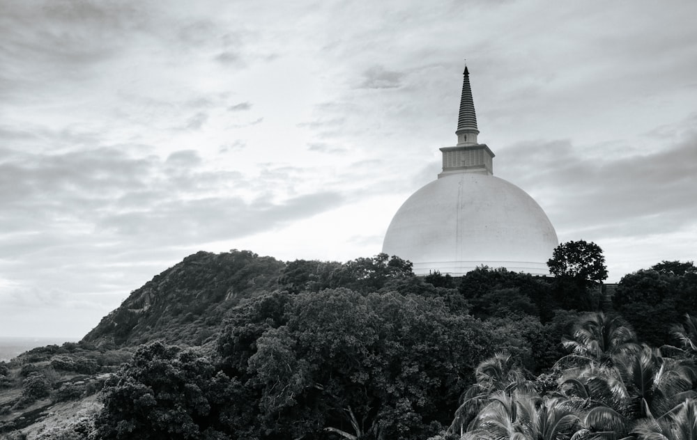Una foto en blanco y negro de un edificio en la cima de una colina