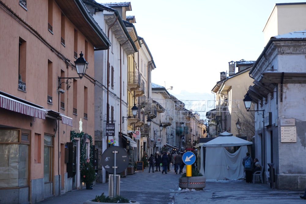 Una calle de la ciudad con gente caminando por ella