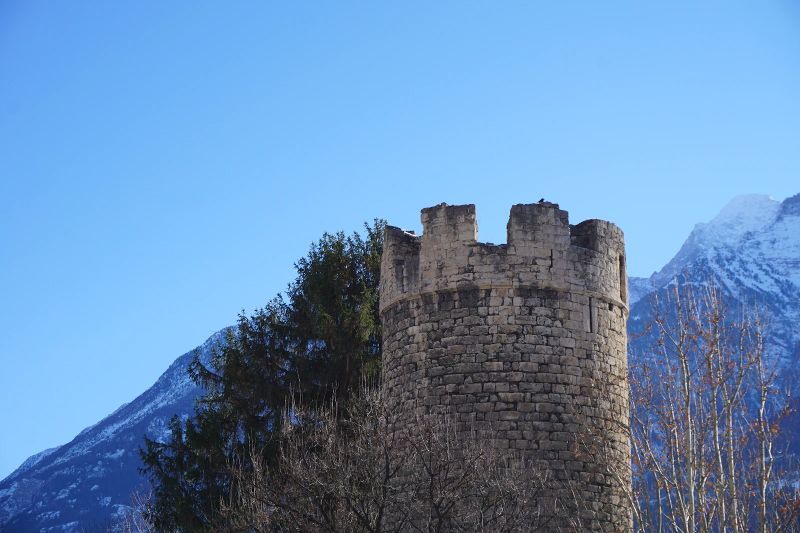 Ch&acirc;teau m&eacute;di&eacute;val de pierre devant une montagne enneig&eacute;e, Val d'Aoste (image d'illustration)