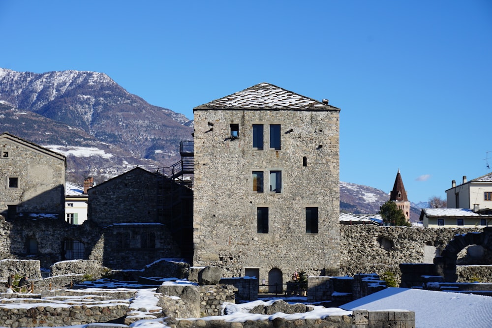 Ein Steingebäude mit einem Berg im Hintergrund