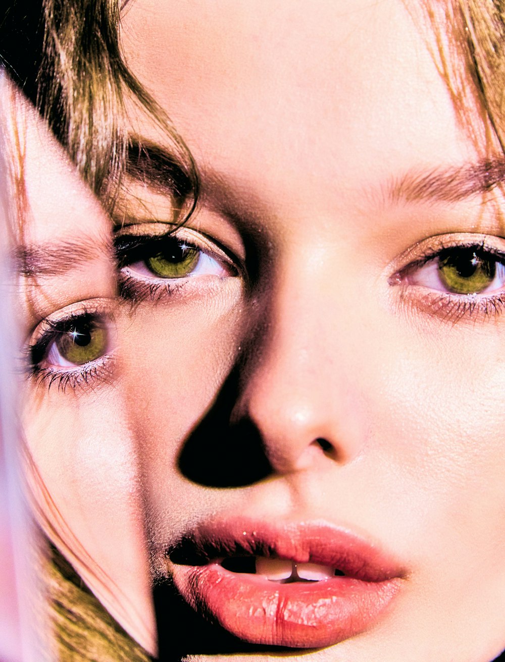 um close up de uma mulher com olhos verdes