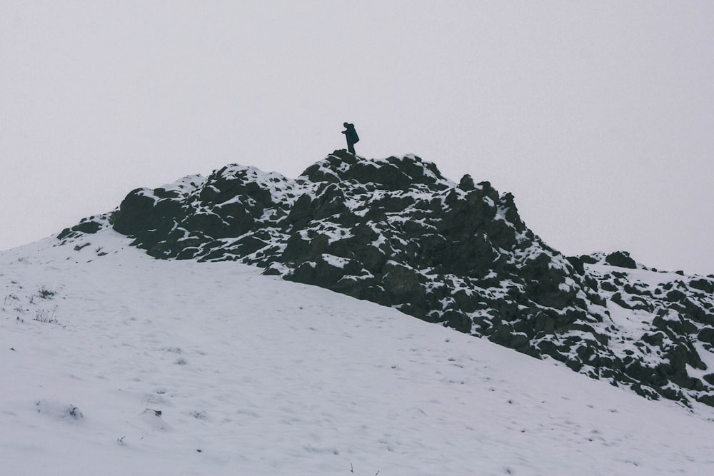 Eine Person, die auf einem schneebedeckten Berg steht