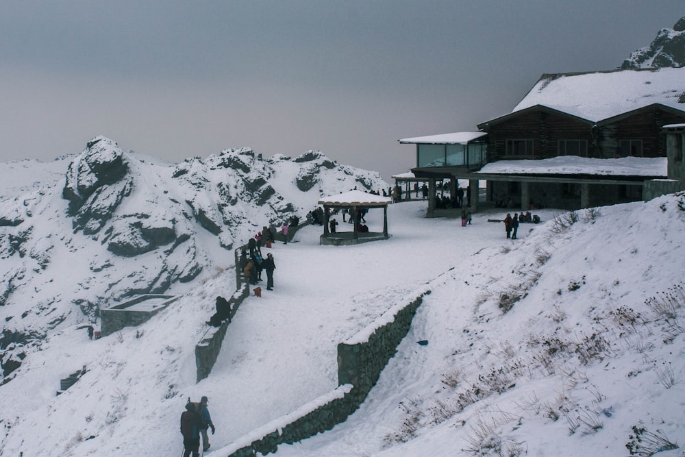 Un grupo de personas de pie en la cima de una montaña cubierta de nieve