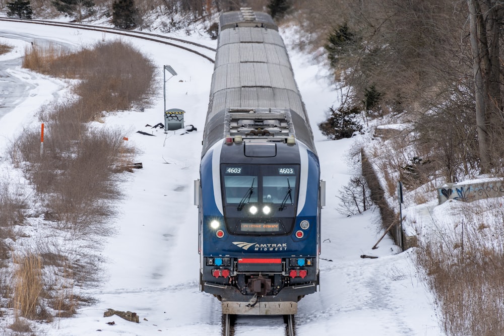 Un treno che viaggia attraverso una campagna innevata