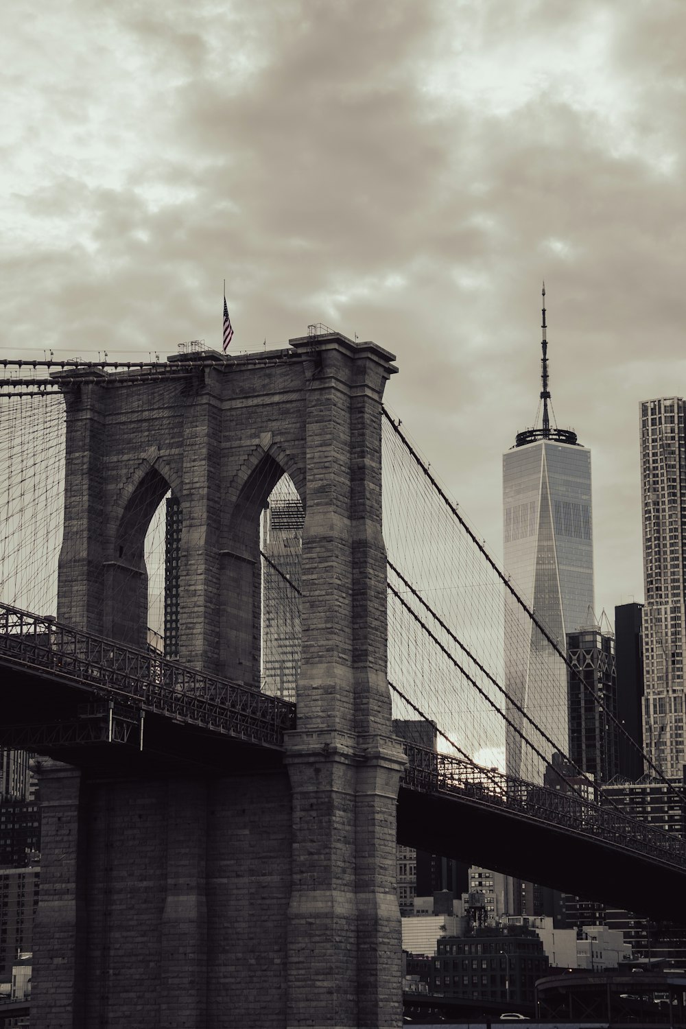 Ein Schwarz-Weiß-Foto der Brooklyn Bridge