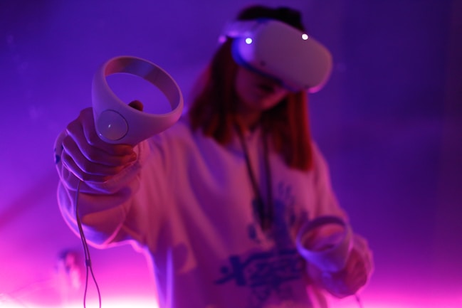 Una chica joven con un visor VR disfrutando de una experiencia inmersiva