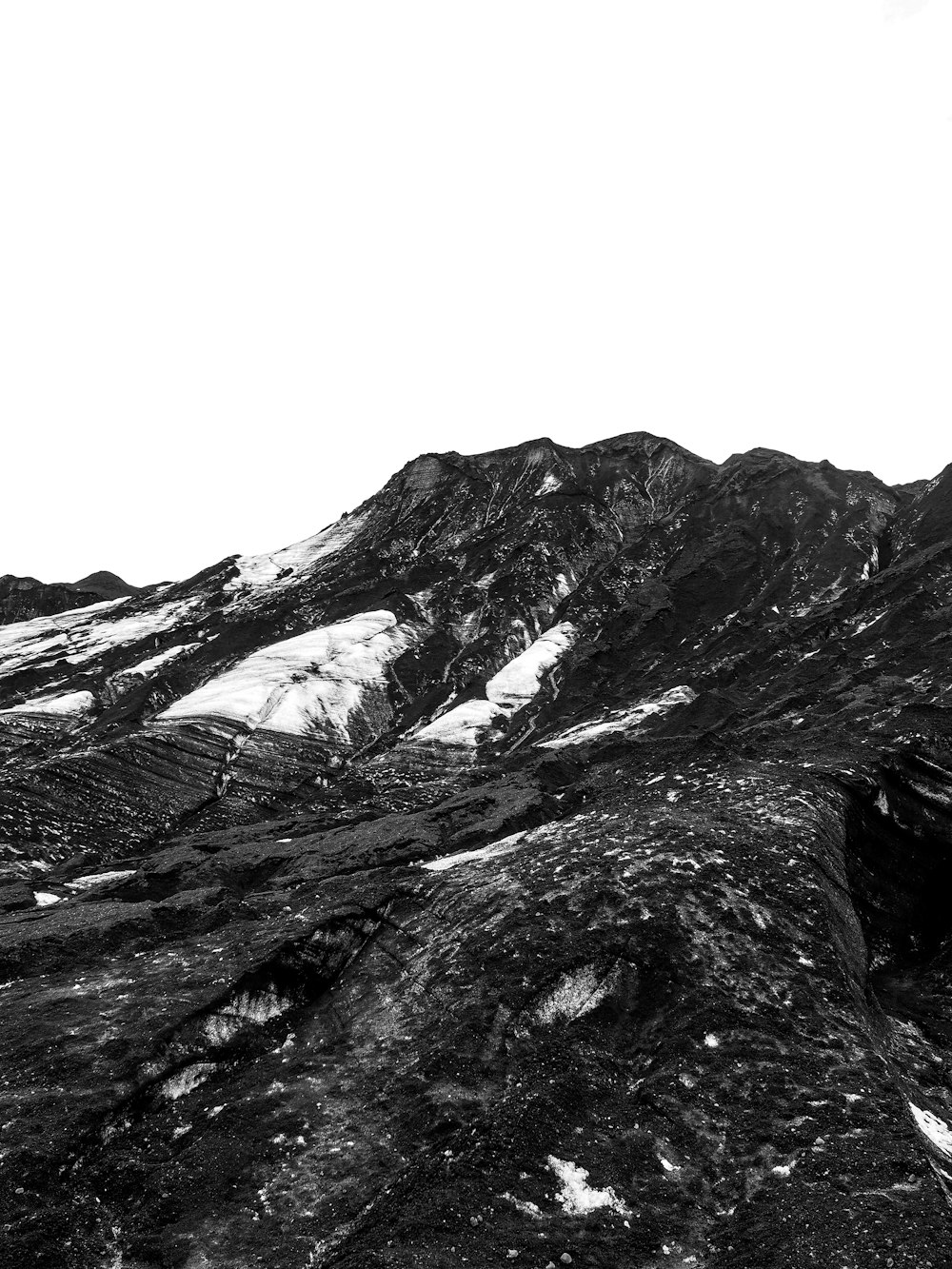 Una foto en blanco y negro de una cadena montañosa