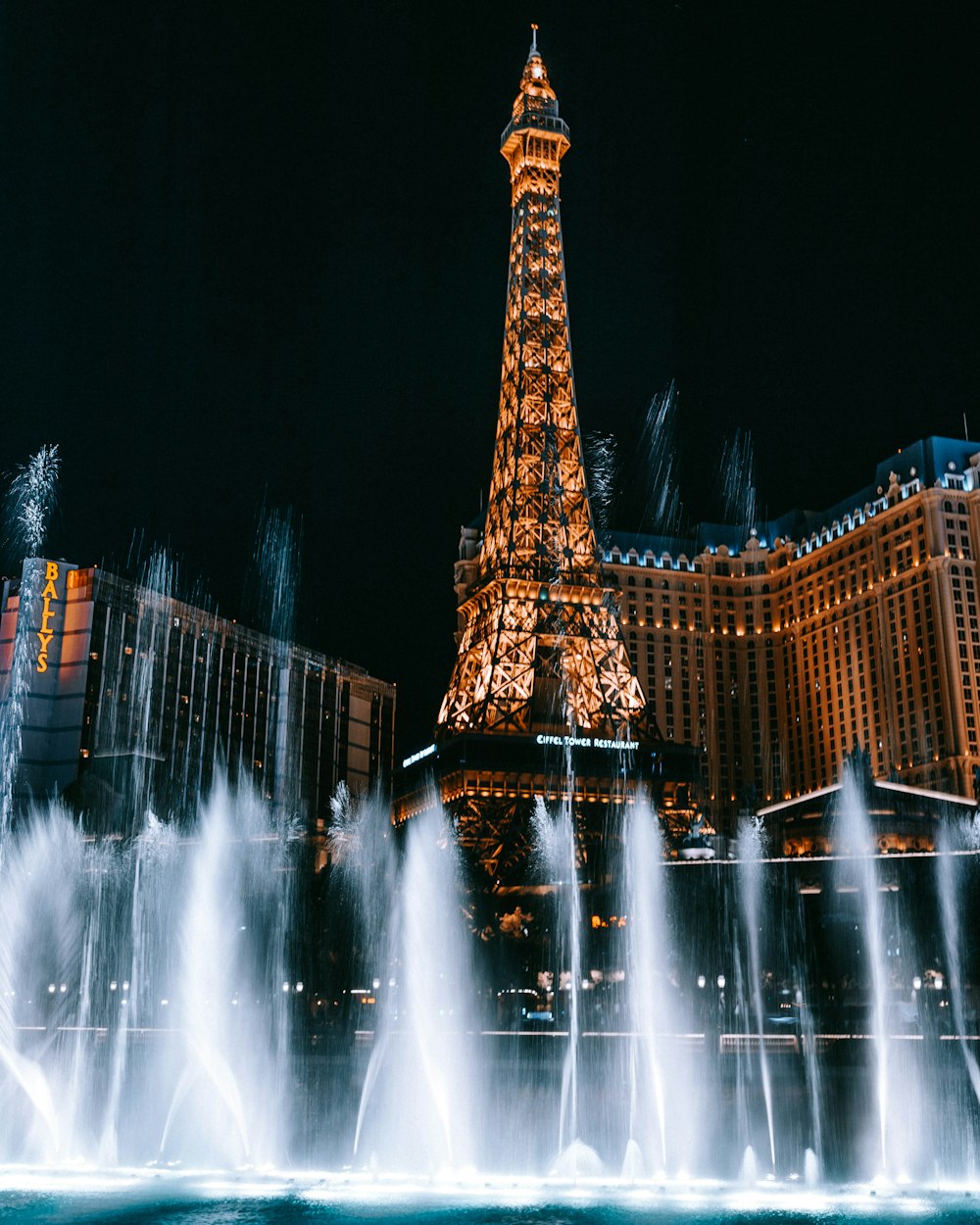 The eiffel tower is lit up at night photo – Free Usa Image on Unsplash