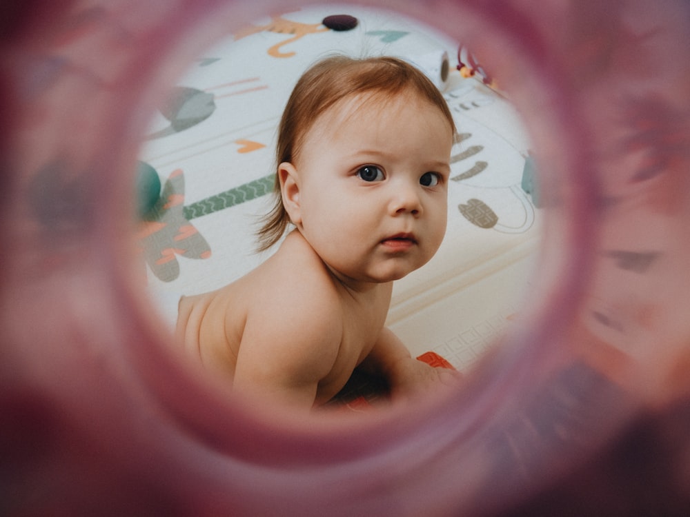 Un primo piano di un bambino in un pannolino