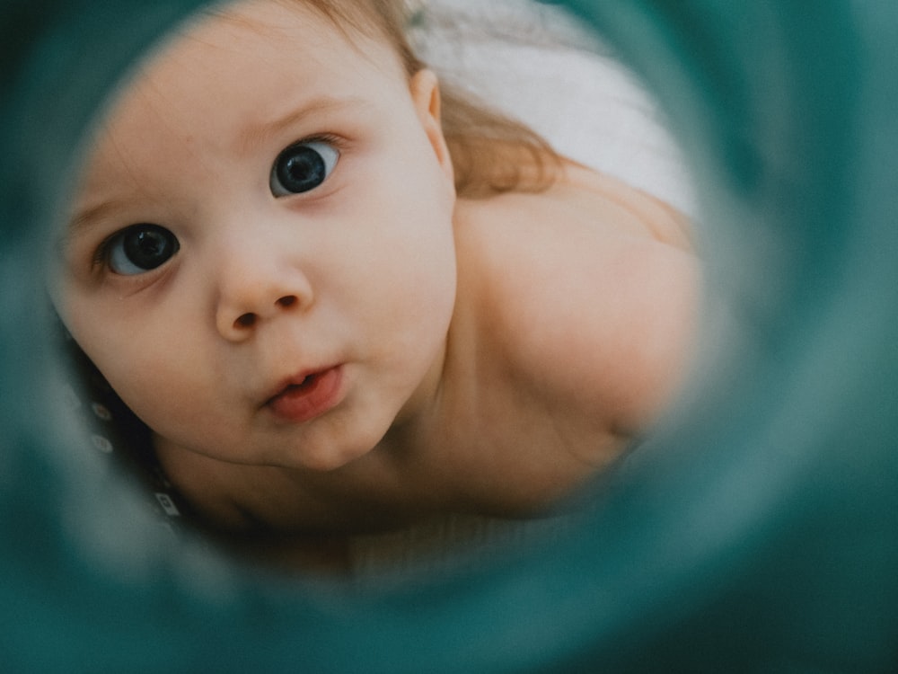 um close up de um bebê olhando para a câmera