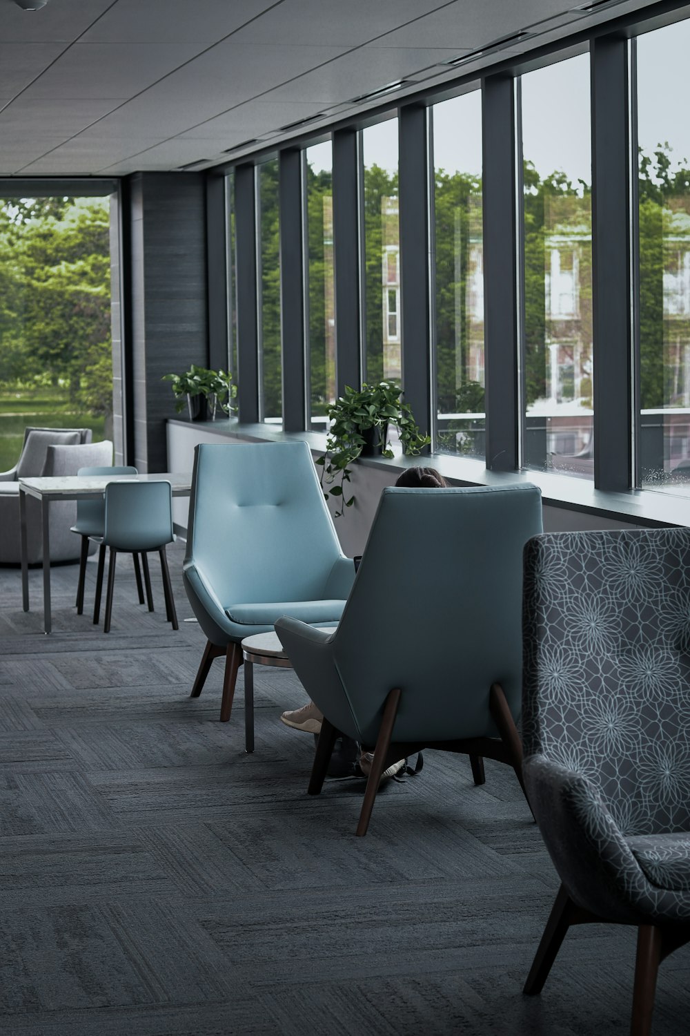 a row of chairs sitting next to each other in a room