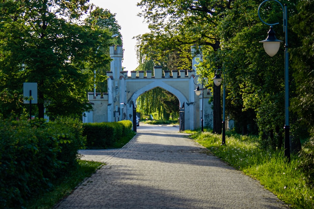 una pasarela que conduce a una puerta en un parque