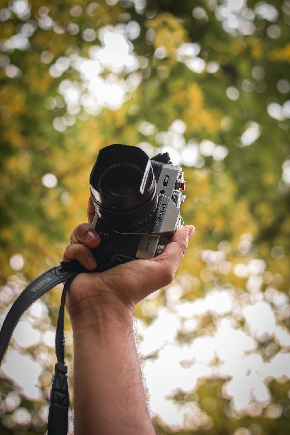 una persona che tiene una macchina fotografica in mano