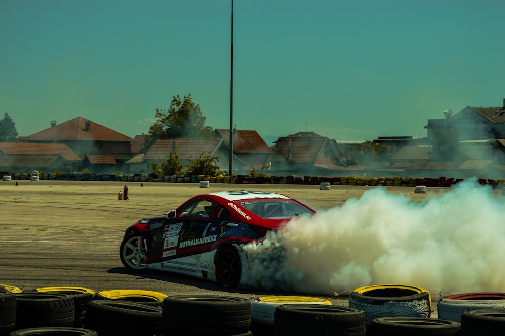 Un coche con mucho humo saliendo de él