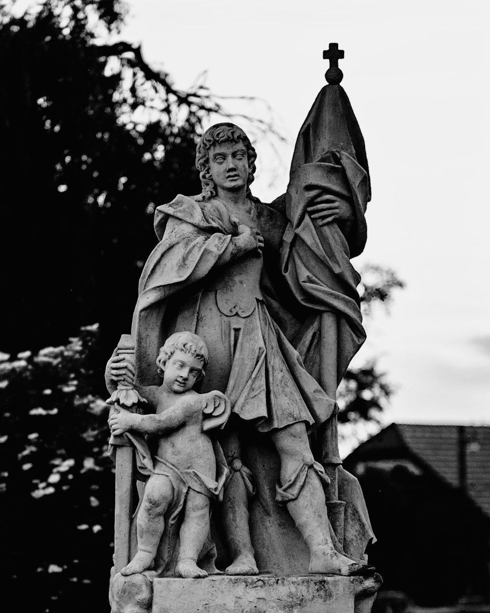 una statua di una donna che tiene un bambino