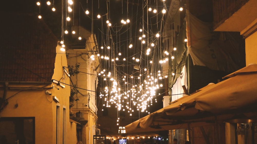 a bunch of lights hanging from the ceiling of a building