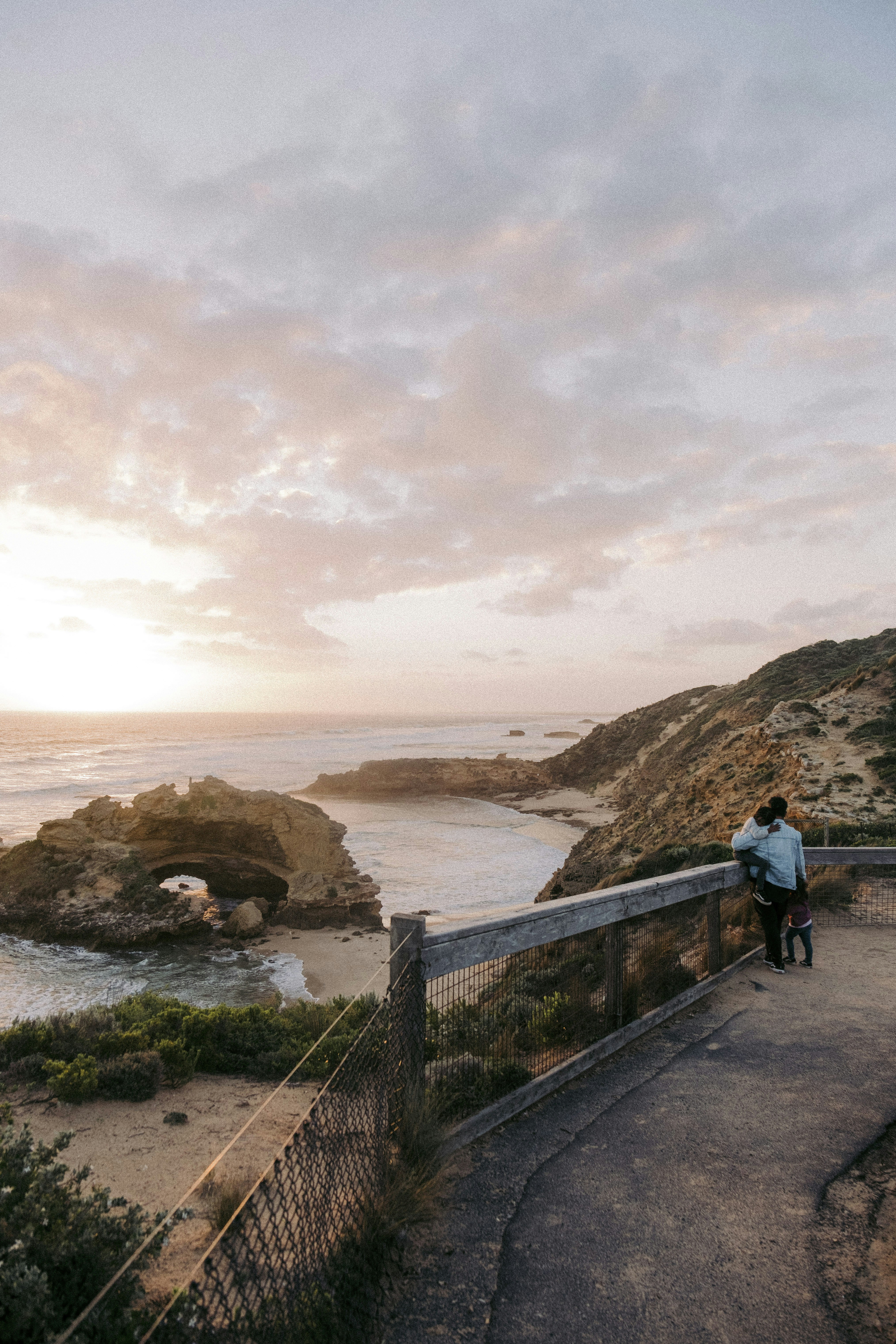 eine Person, die auf einem Weg neben einem Gewässer steht