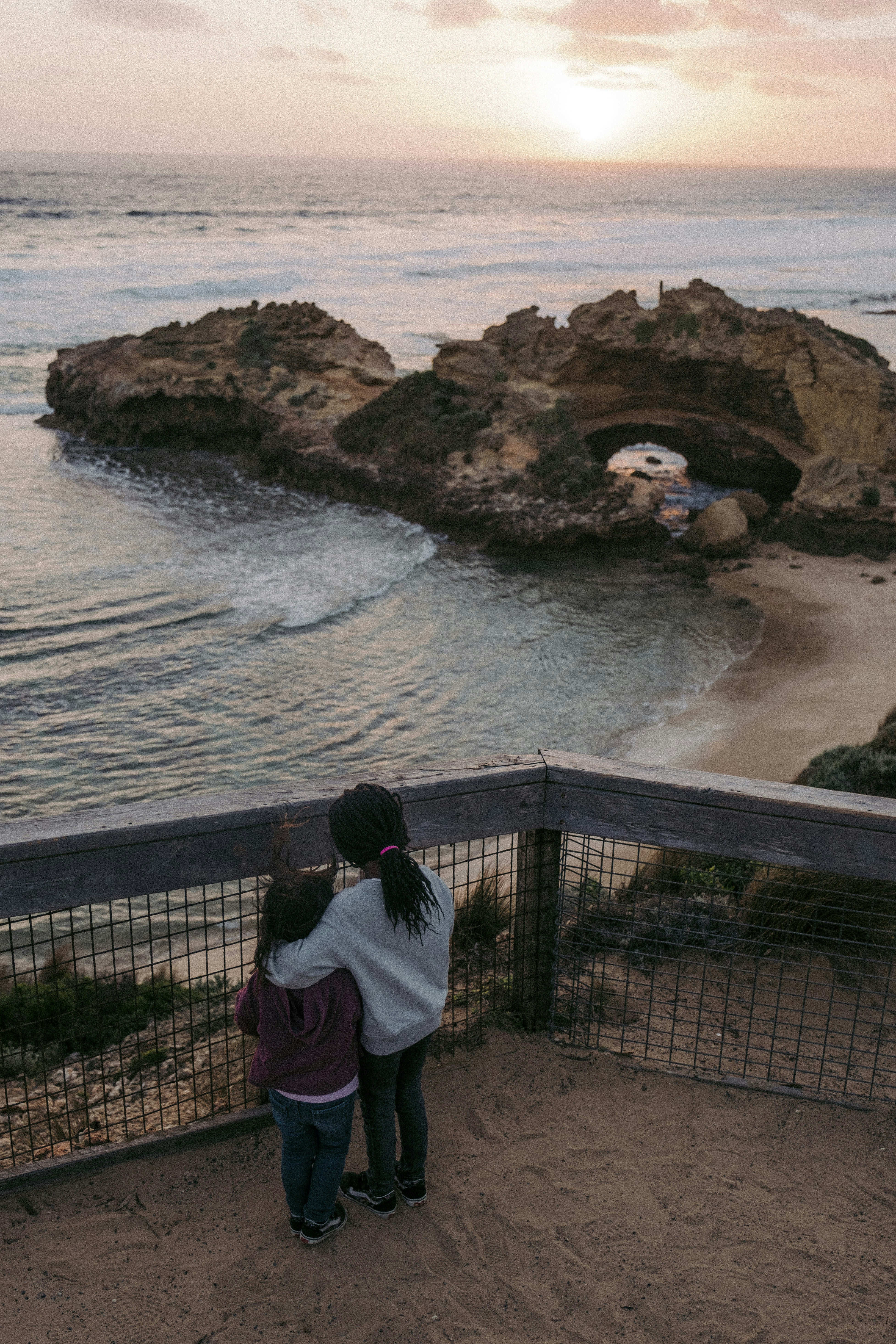 Ein paar Leute stehen oben auf einem Strand