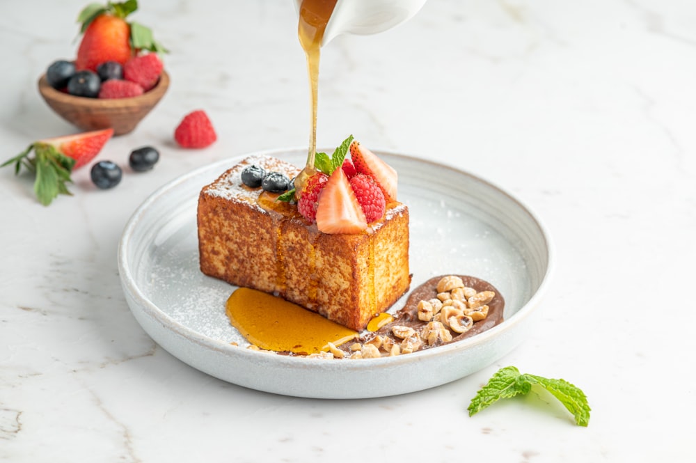 Ein Stück Kuchen wird mit Sirup beträufelt