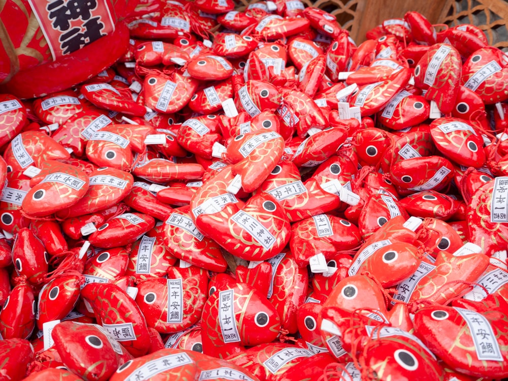 Ein Haufen roter herzförmiger Bonbons auf einem Tisch