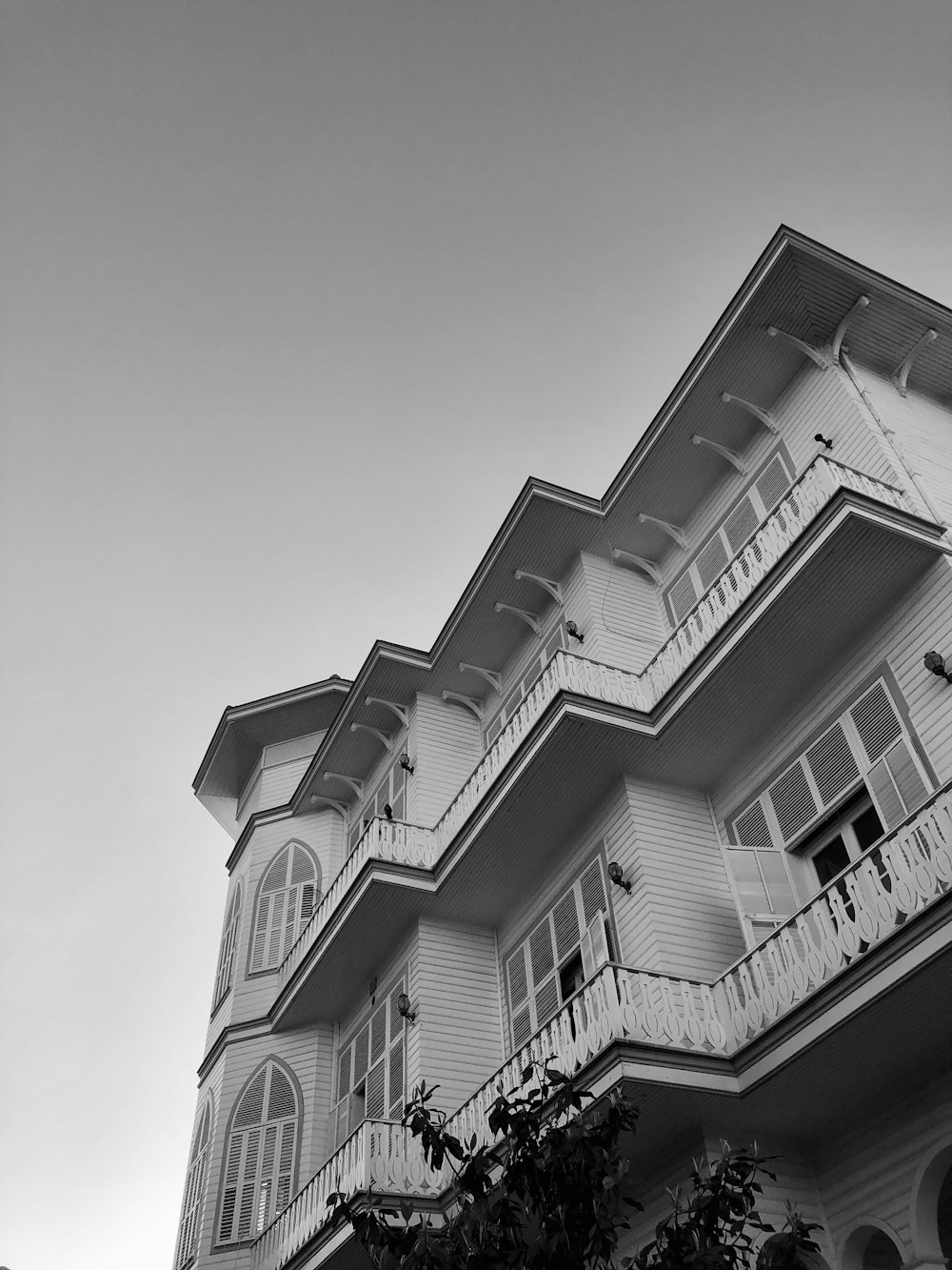 발코니가있는 건물의 흑백 사진