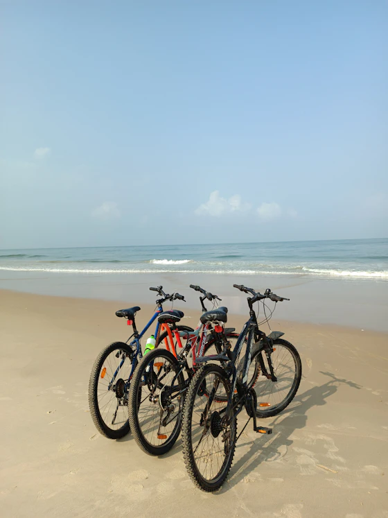 Bicicletas estacionadas na areia da praia