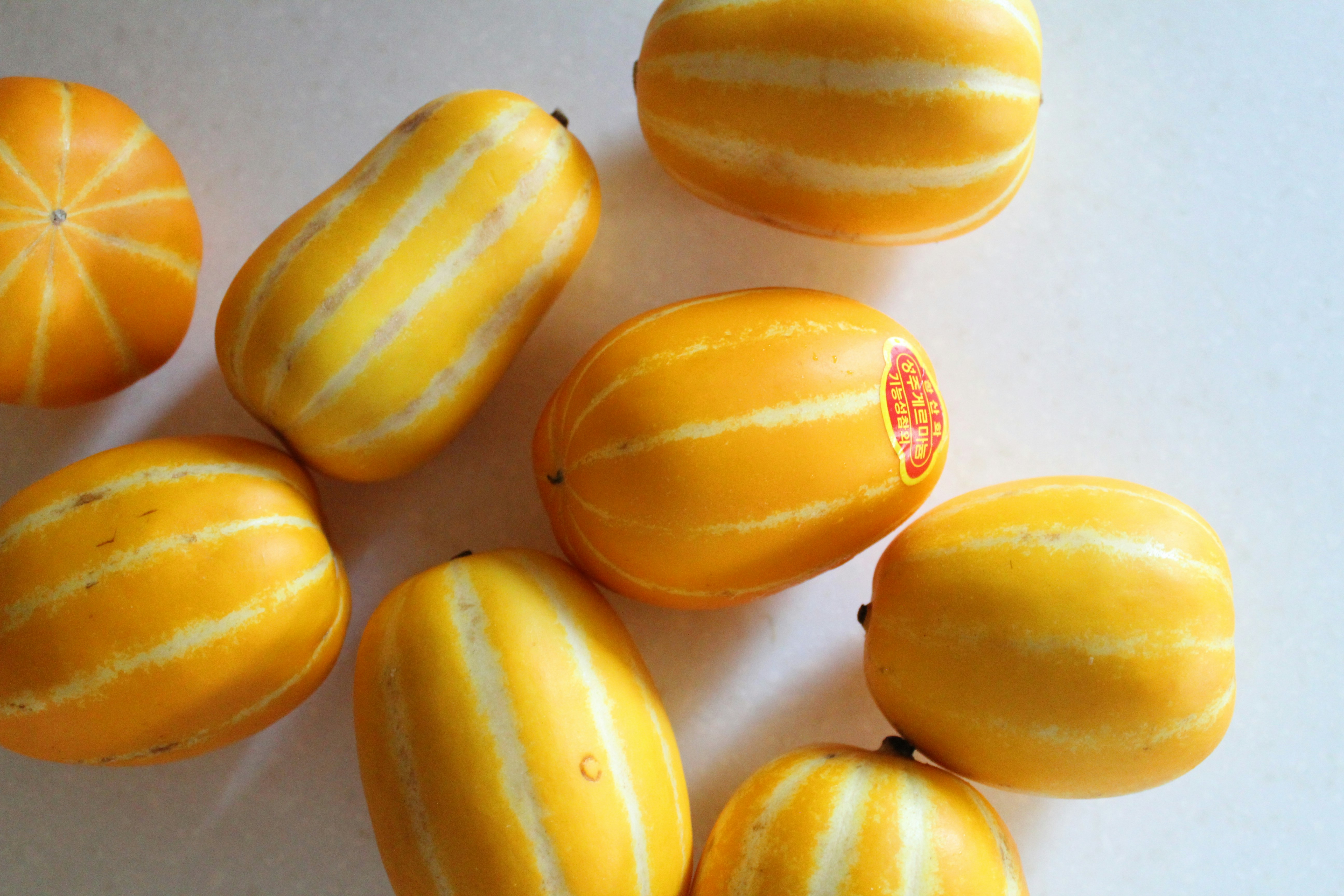 Eine Gruppe Orangen sitzt auf einem Tisch