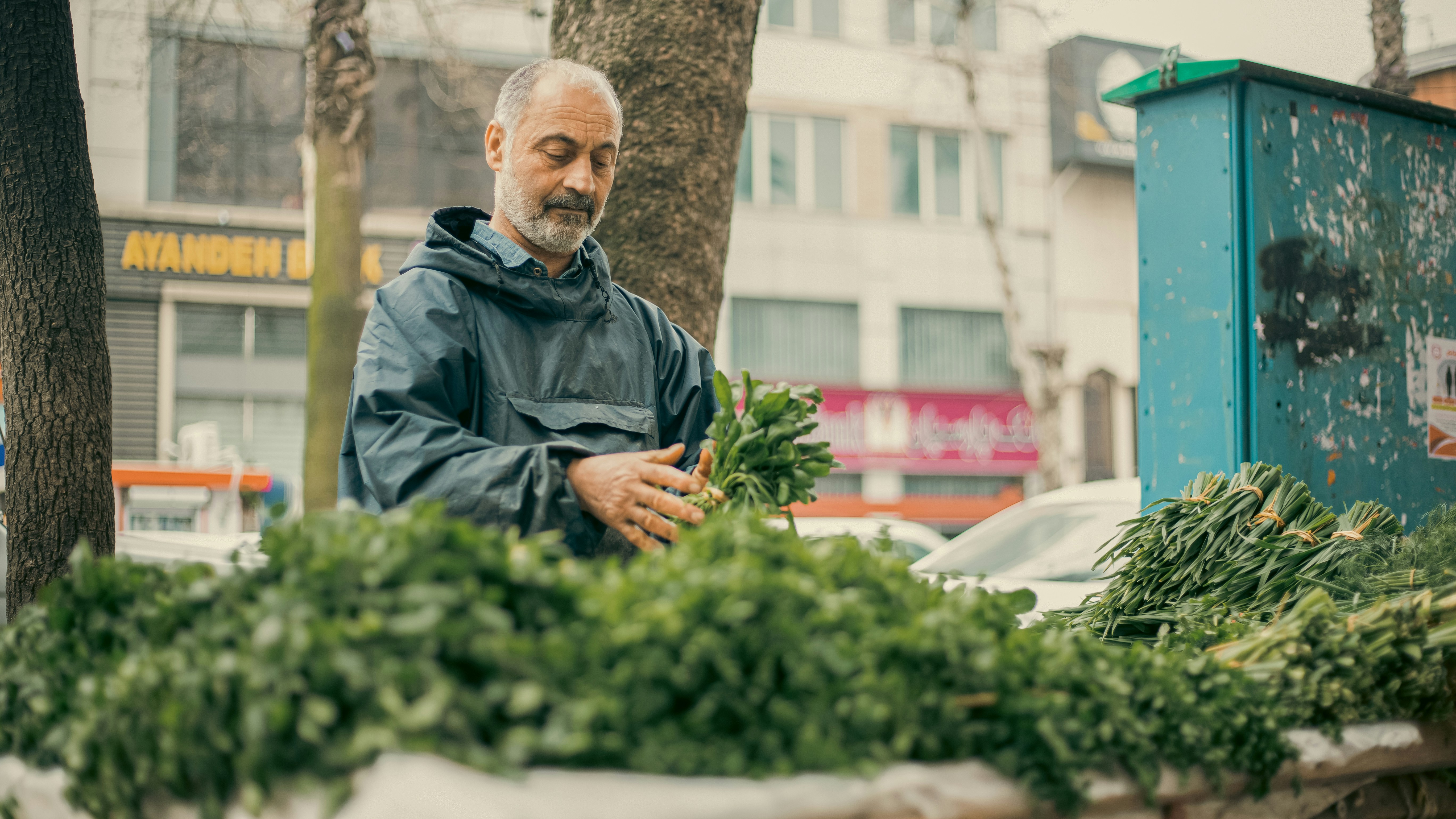 Familie nutzt Tablet-App zur Kommunikation mit Senioren