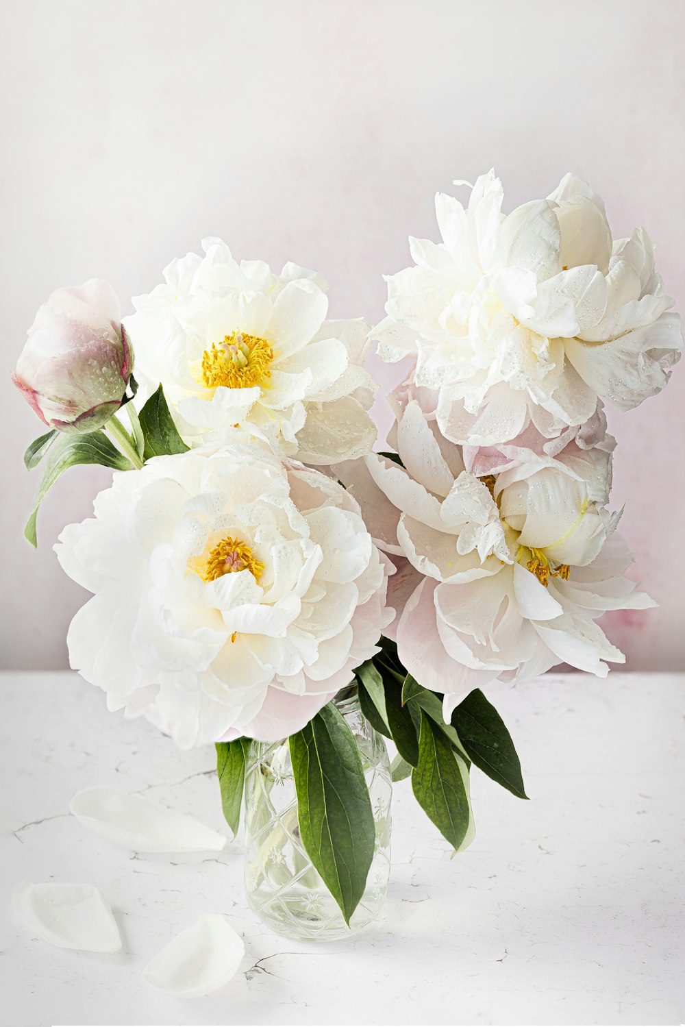テーブルの上に白い花でいっぱいの花瓶