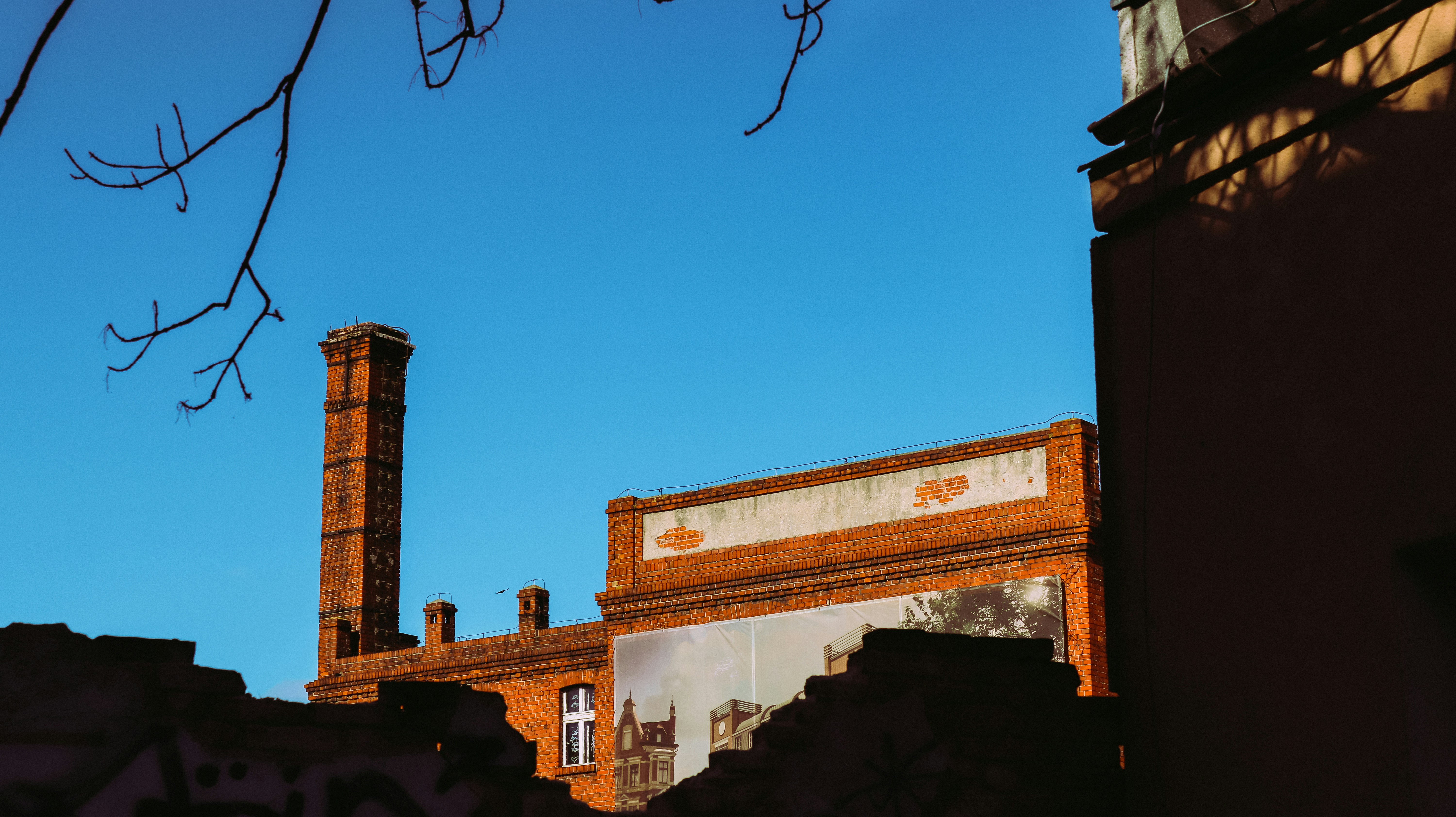 toruń brick buildings close together