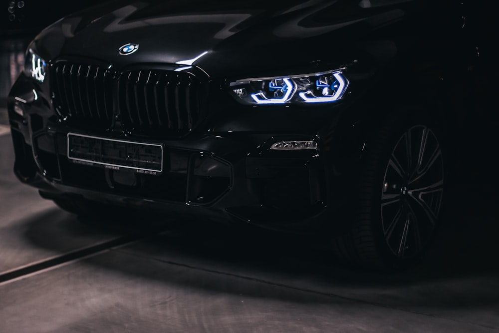 Un SUV BMW nero parcheggiato in un garage