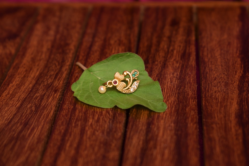 una hoja verde sobre una mesa de madera