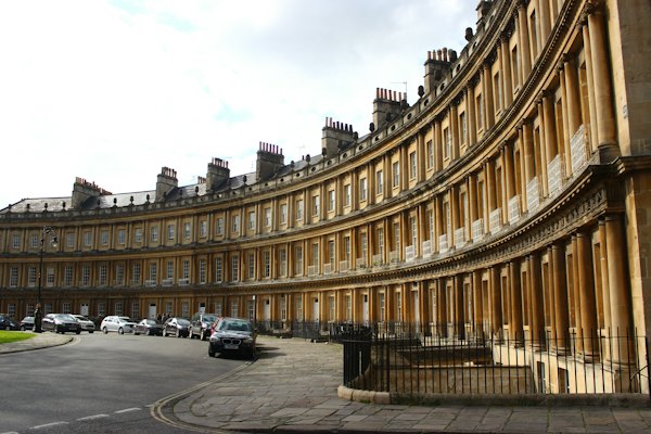 A curved building with cars parked in front of it — Bath, United Kingdom