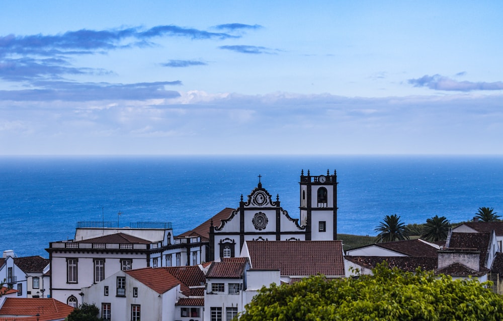 Una vista di una città con un grande specchio d'acqua sullo sfondo