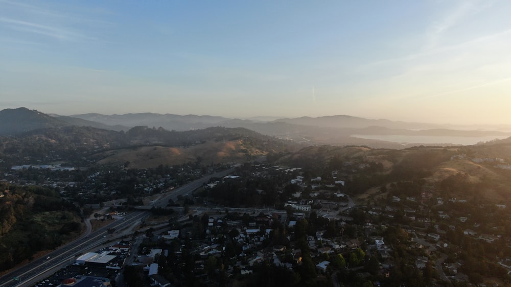 une vue aérienne d’une ville avec des montagnes en arrière-plan