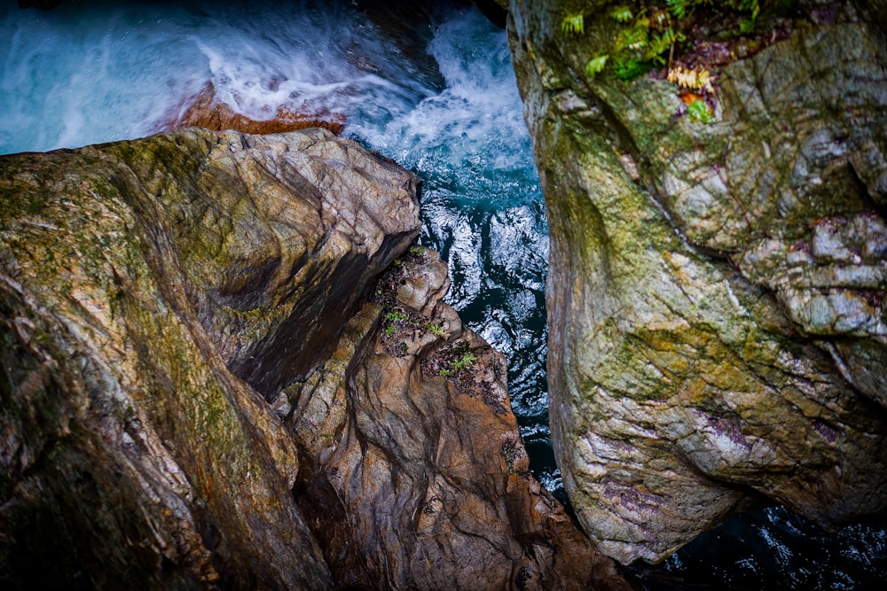 Ein Fluss, der zwischen zwei großen Felsen fließt