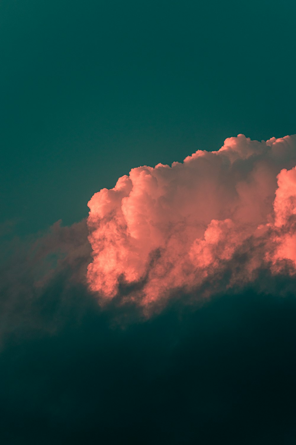 Un avión volando en el cielo con una nube en el fondo